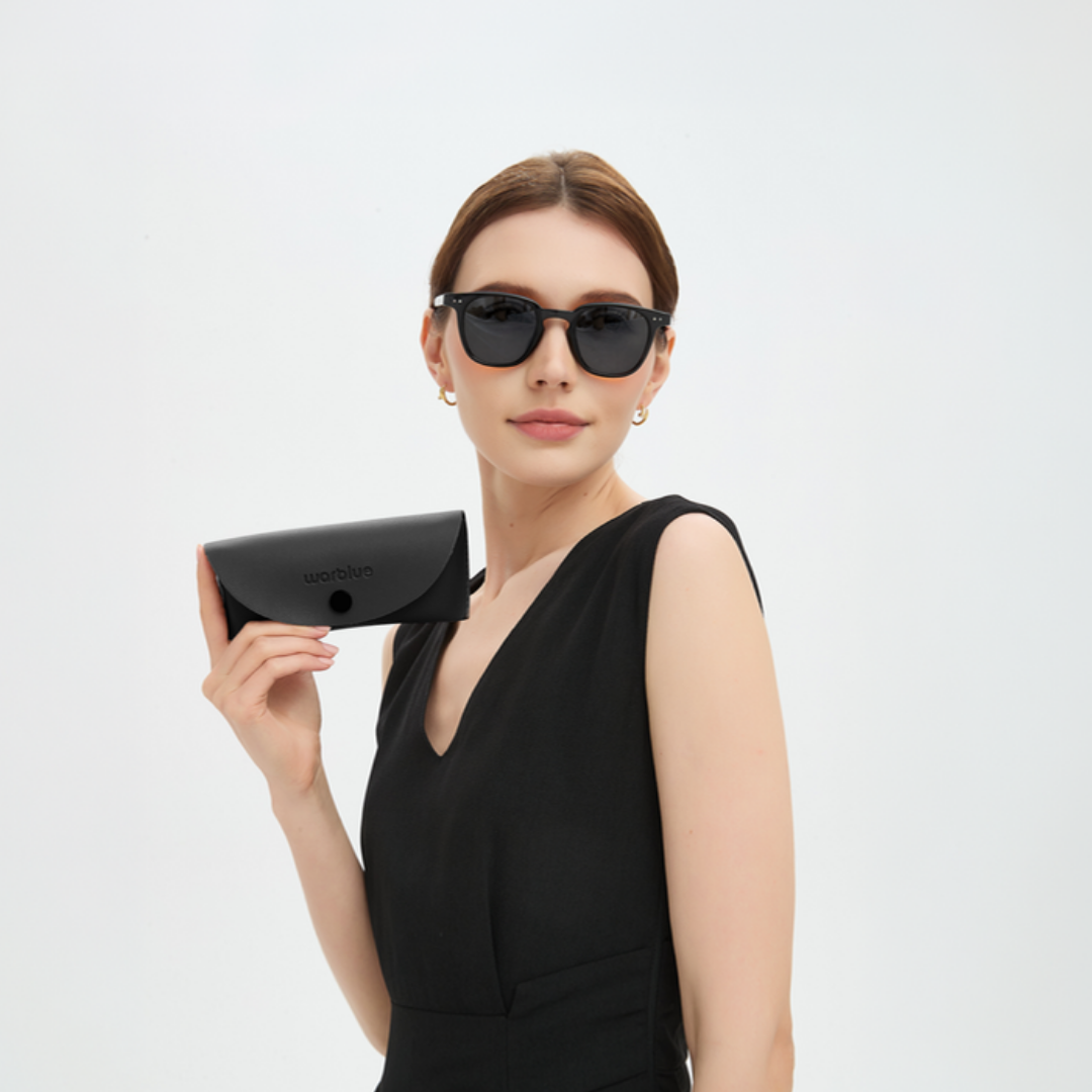 Modelo sosteniendo el estuche protector de Auguste – gafas de sol con montura negra