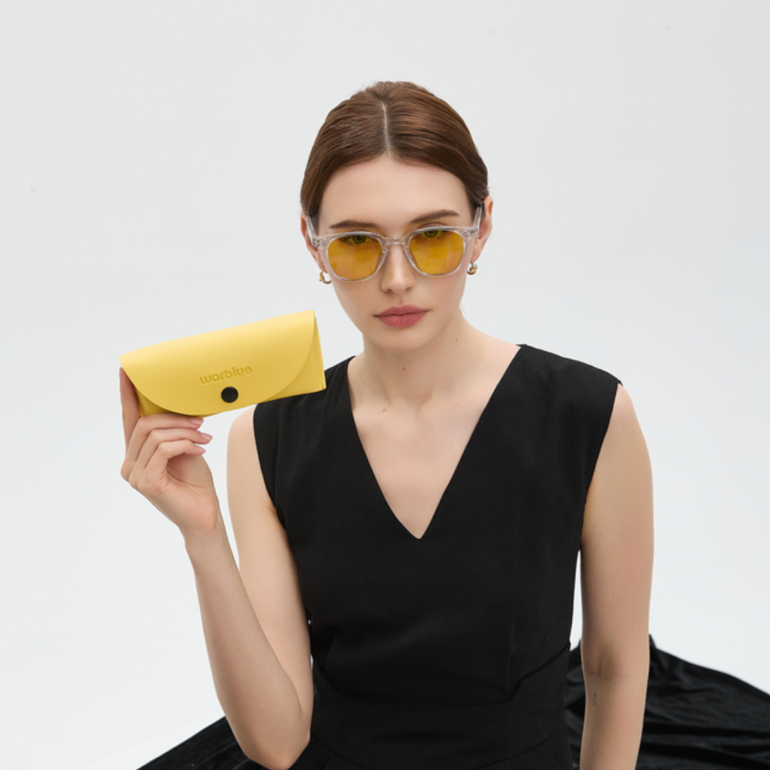 Model met het Galileo-beschermetui – bril met Crystal-montuur