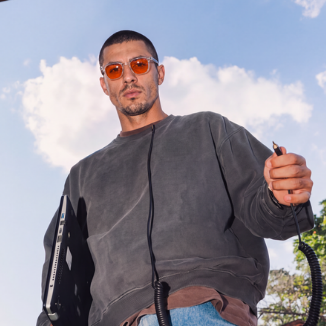 Lifestyle – Newton glasses with transparent Crystal frame